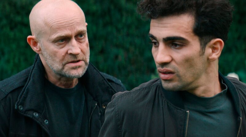Die Situation eskaliert: Gabriel (Jürgen Vogel) bittet Raza (Ivar Wafaei) um einen Vertrauensvorschuss. – Bild: NDR /​ NDR Presse und Information