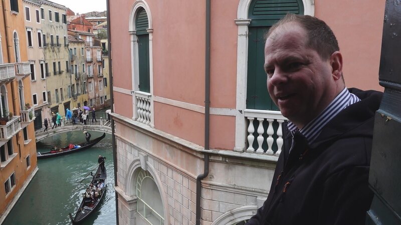 Uwe Jenssen auf seinem Balkon in der Lagunenstadt. – Bild: 3sat