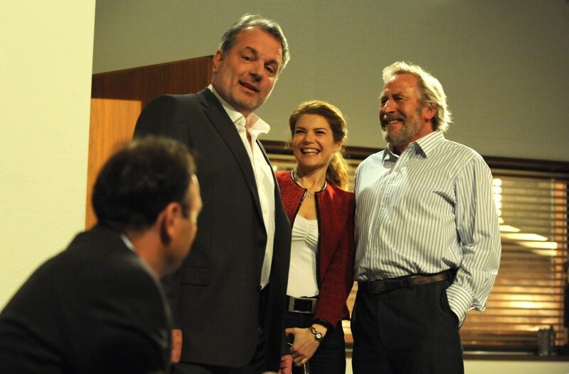Martin will seinen alten Schulfreund Karlheinz beeindrucken. Von links: Hubert Kirchleitner (Bernhard Ulrich), Karlheinz (Peter Kreitmeir), Uschi Guggenmoser (Silke Popp) und Martin Kirchleitner (Hermann Giefer). – Bild: BR/​Marco Orlando Pichler