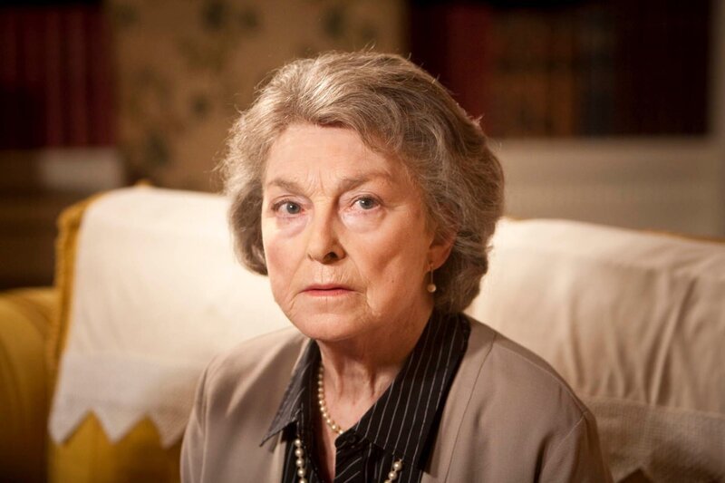 Elizabeth Chattham (Barbara Jefford). – Bild: Mark Bourdillon /​ ZDF und Mark Bourdillon