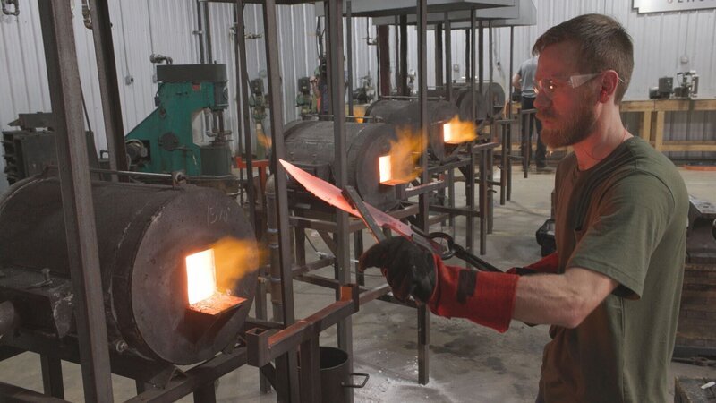 Ein Mann arbeitet mit Schmiedeeisen – Bild: THE HISTORY CHANNEL /​ A+E Networks