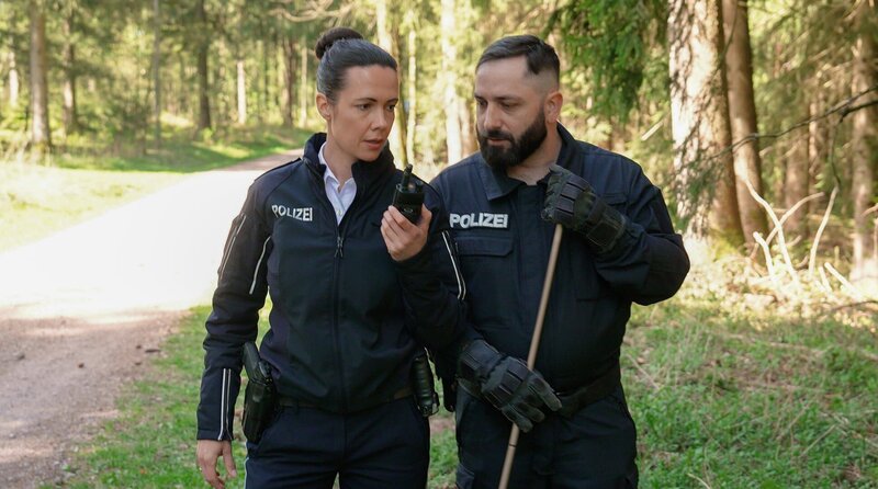 Der Jobtester Dr. Emkus (Markus Hanschke) mit Polizeihauptkommissarin Julia Kohl, Pressesprecherin der Landespolizeiinspektion Suhl. – Bild: MDR/​Alexander Friederici