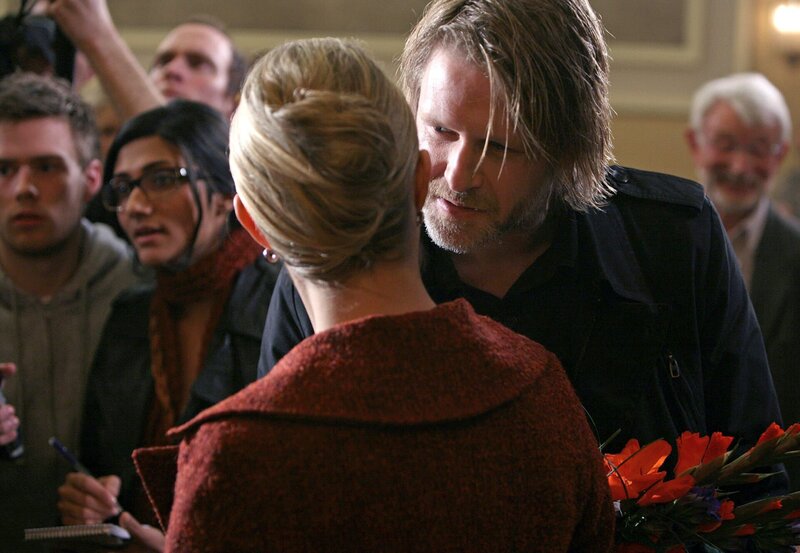 Varg Veum (Trond Espen Seim, rechts) hat von der Journalistin Alex (Samsaya Sampda Sharma, 2. von links) einige aufschlussreiche Informationen über die Politikerin Marit Haug (Siv Charlotte Klynderud) erhalten. – Bild: ARD Degeto/​ARD Degeto/​Miso Film/​SF Norge/​O. Fyxe