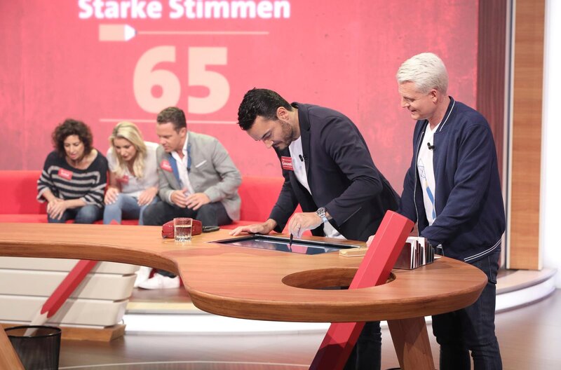 In jeder Sendung tritt ein Team von vier Prominenten gegen acht Kandidaten aus dem Südwesten an – vier Kinder und vier Erwachsene. Und wieder dreht sich alles um die Frage: Wer malt und rät am besten? v.li. Isabel Varell, Anna-Carina Woitschak, Stefan Mross, Giovanni Zarrella und Guido Cantz. – Bild: SWR/​Bavaria/​Frank Hempel