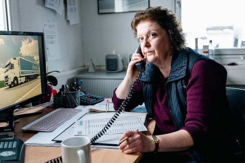 Petra Rembold (Dagmar Sachse) arbeitet schon seit einigen Jahren in der Spedition des Toten. Aus Loyalität gegenüber ihrem Arbeitgeber möchte sie der Polizei keine Informationen preisgeben. – Bild: ZDF und Martin Rottenkolber