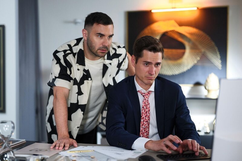 Ringo (Timothy Boldt, r.) und Easy (Lars Steinhöfel) machen sich daran, das Geld von Patrizia zurückzustehlen. – Bild: RTL /​ Stefan Behrens
