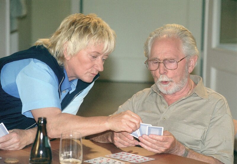 MDR Fernsehen IN ALLER FREUNDSCHAFT FOLGE 52, „Verletzte Eitelkeit“, am Freitag (30.03.12) um 12:30 Uhr. Friedrich Steinbach (Fred Delmare) und Else (Carmen Maria Antoni) beim Romméspielen. – Bild: MDR