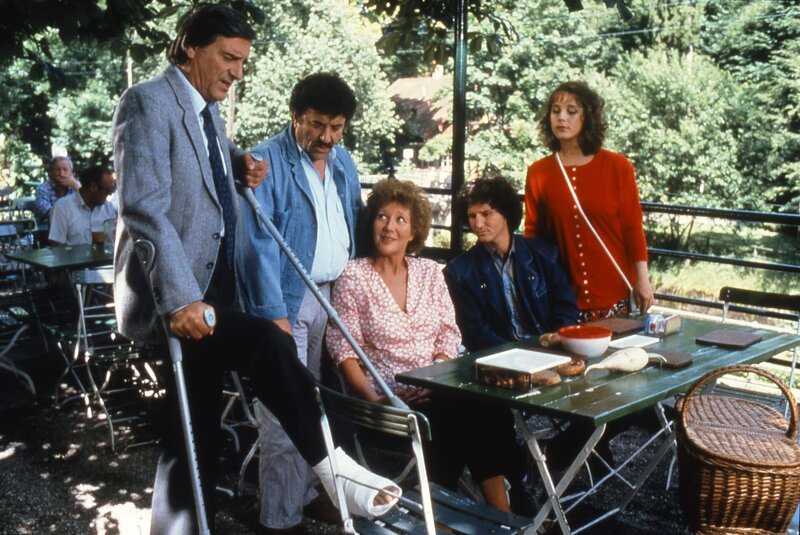 Auch ein gebrochenes Bein kann Ilse nicht umstimmen, ihr ist es mit der Trennung von Josef wirklich ernst. Von links: Josef Haslbeck (Helmut Fischer), Costa Doganis (Janis Kiriakidis), Martha Haslbeck (Veronika Fitz), Bertl Gruber (Ernst Cohen) und Christa Gruber (Bettina Redlich). – Bild: ARD Werbung/​BR