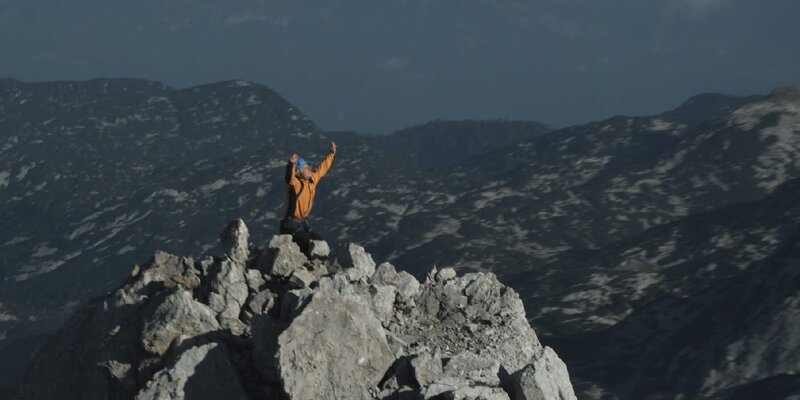 Andreas (Martin Gruber) schreit seine Verzweiflung über den Tod des Freundes heraus. – Bild: ZDF und Winnie Heun