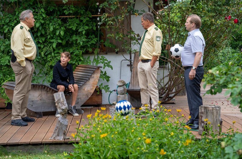 Hubert (Christian Tramitz, 2.v.r.) und Girwidz (Michael Brandner, l.) werden zu einem vermeintlichen Verbrechen gerufen – ein Junge (Neo Pollert, 2.v.l.) hat einen Fussball auf das Nachbargrundstück von Werner Schmöller (Konstantin Moreth, r.) geschossen. – Bild: ARD/​Thomas Neumeier