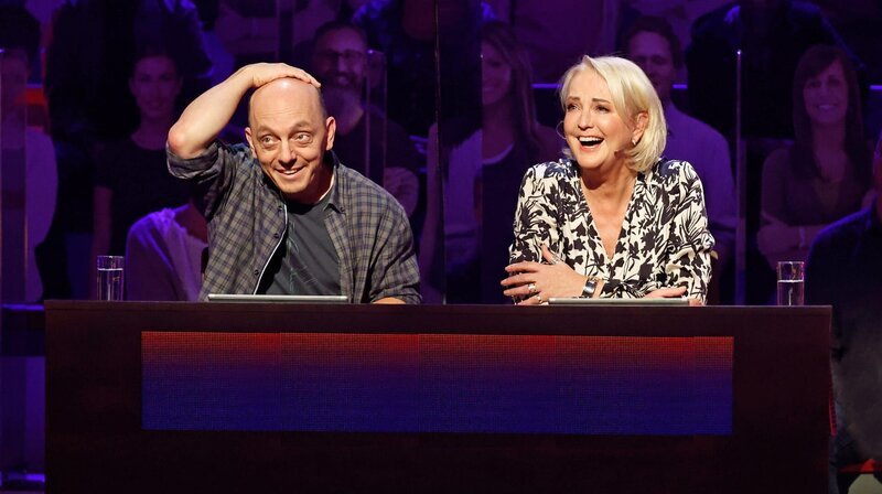 Rateteam-Kapitän Bernhard Hoëcker (l.) und die Fernsehmoderatorin Ulla Kock am Brink (r.) bilden ein Rateteam. – Bild: ARD/​Morris Mac Matzen