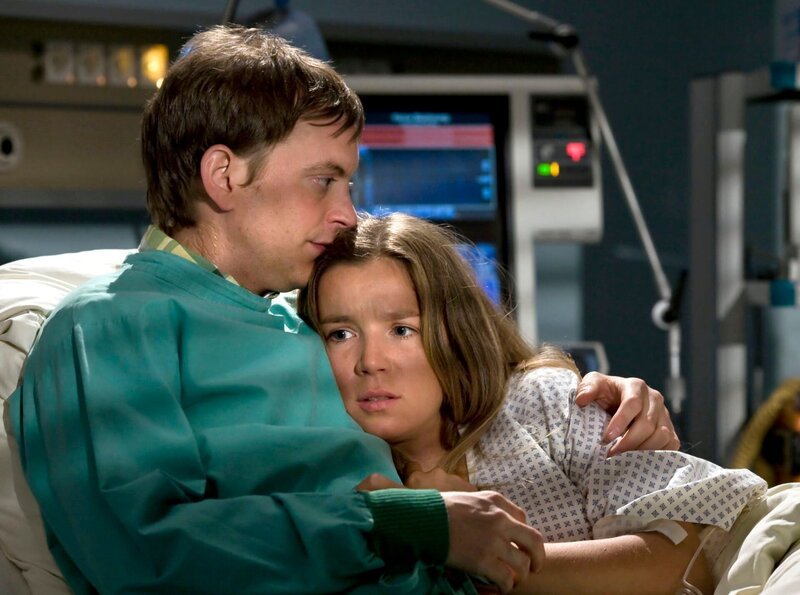 Fabian (Daniel Krauss) ist endlich bereit, mit seiner Freundin Elisabeth Römer (Alexandra Schalaudek) über seinen Vater zu reden. – Bild: MDR/​MDR/​Krajewsky