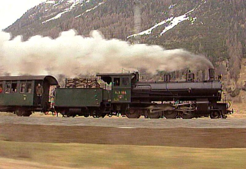 Der Sonderzug wird von der 100-jährigen Dampflok 108 gezogen. – Bild: SWR