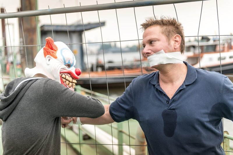 Dr. Haase (Fabian Harloff, r.) wurde in seinem Notarztwagen von einem Unbekannten entführt. – Bild: ZDF/​Boris Laewen