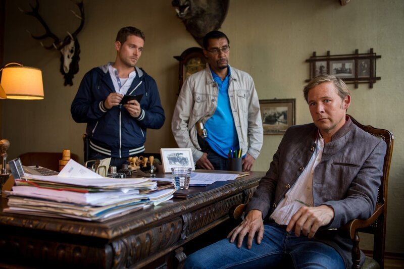 Dominik Morgenstern (Joscha Kiefer, l.) und Franz Ainfachnur (Christofer v. Beau, M.) befragen Georg Vorgruber (Oliver Clemens, r.). – Bild: MARKUS SAPPER /​ ZDF