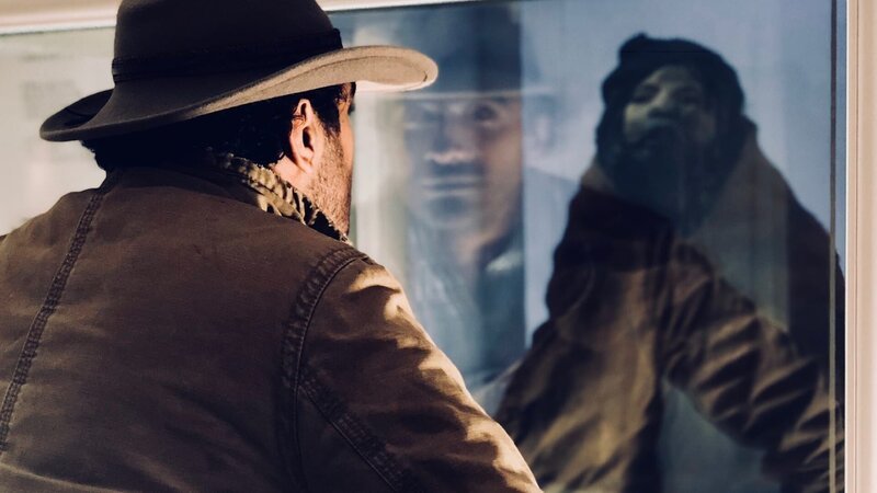 Ramy Romany looks at mummy under glass – Bild: Discovery Channel /​ Discovery Communications LLC