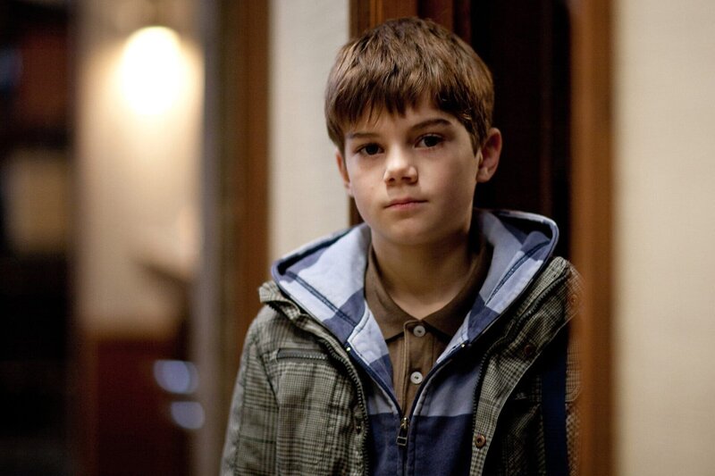 Der kleine Peter (Albert Maris) hat etwas gesehen. – Bild: ARD Degeto/​Yellow Bird Rights/​Left Bank Pictures