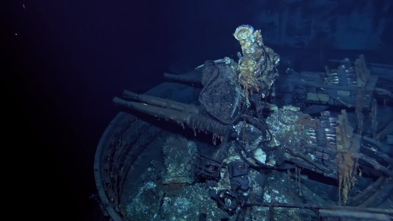Wenige Wochen vor Ende des Zweiten Weltkriegs wird die USS Indianapolis gewaltsam versenkt. Neunhundert Männer gehen ins Wasser, aber niemand sucht nach ihnen. Fünf Tage lang kämpfen sie gegen Ertrinken und Hai-Angriffe. Es ist die schlimmste Katastrophe auf See in der Geschichte der US-Marine. – Bild: Lone Wolf Media