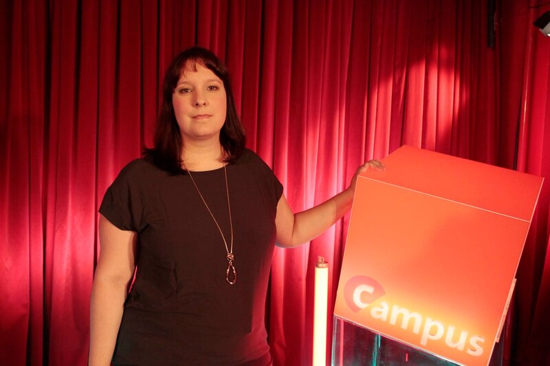 Zu Gast heute in der Sendung Campus Talks ist Dr. Anja Worrich (im Bild) und Dipl. Pol. Christopher Coenen. – Bild: BR/​Henrik Jordan