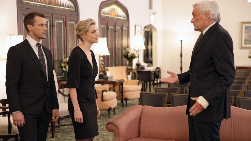 Matthew Casey (Jesse Spencer, l.) mit Sylvie Brett (Kara Killmer, m.) und Tim Larson (David Selby, r.) – Bild: RTL /​ 2019 OPEN 4 BUSINESS PRODUCTIONS LLC. /​ Niemals allein