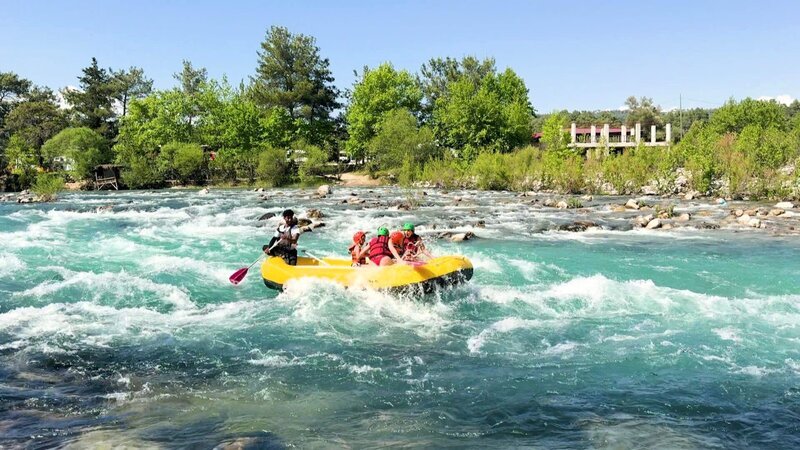 S02E04: Die Familie erlebt einen emotionalen Türkei-Urlaub voller Abenteuer und Rückblicke. Trotz Reisechaos am Anreisetag genießen sie Aktivitäten wie Rafting, Basarbesuche und eine Bootstour bei Sonnenuntergang. Besonders bewegend ist der Besuch von Danni Büchners ehemaligem Zuhause, bei dem die Kinder ihre türkischen Wurzeln neu entdecken. – Bild: RTLZWEI