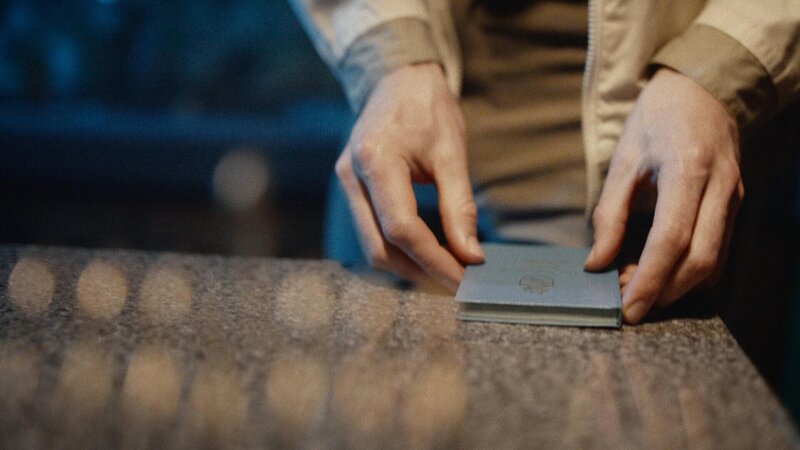 Eine Person hält ein Buch auf einem Tisch. – Bild: THE HISTORY CHANNEL /​ A+E Global Media