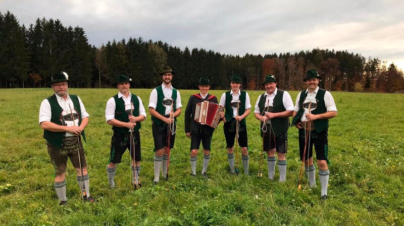 Die „AlzTrauner Goaßlschnoizer“. Weiteres Bildmaterial finden Sie unter www.br-foto.de. – Bild: BR/​south & browse GmbH/​Bianca Preysing