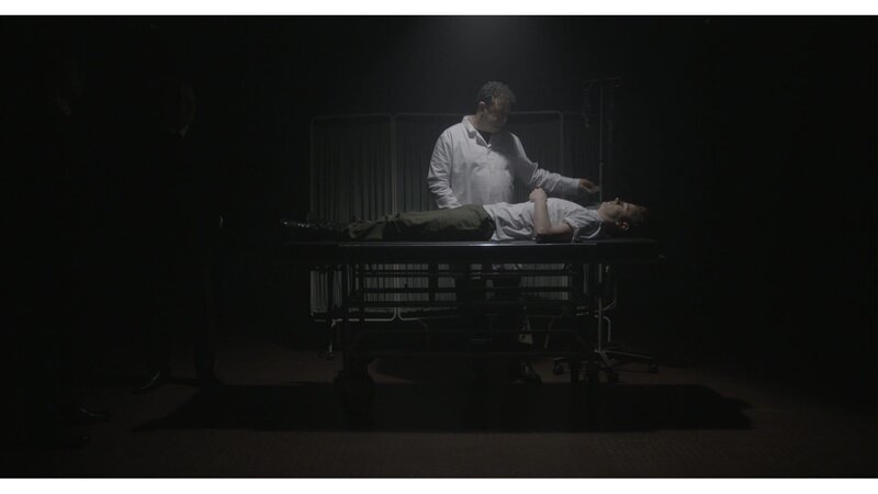 Manche Verschwörungstheoretiker behaupten, das US-amerikanische Militär verwende aggressive Verhörmethoden, um die Zeugen von UFO-Sichtungen einzuschüchtern und sogar ihre Erinnerung zu manipulieren. – Bild: ZDF