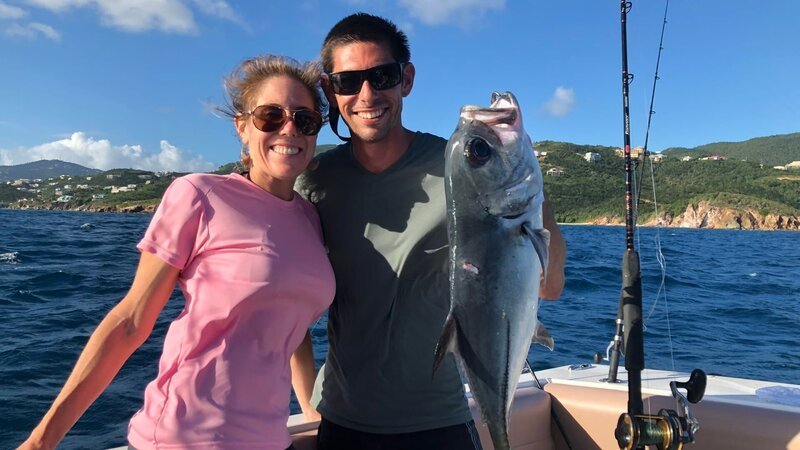 Contributors Mike Cutright (R) and Nicolette Cutright (L) are all smiles celebrating their big catch of the day in St. Thomas as seen on HGTV’s Beachfront Bargain Hunt. – Bild: HGTV /​ Scripps