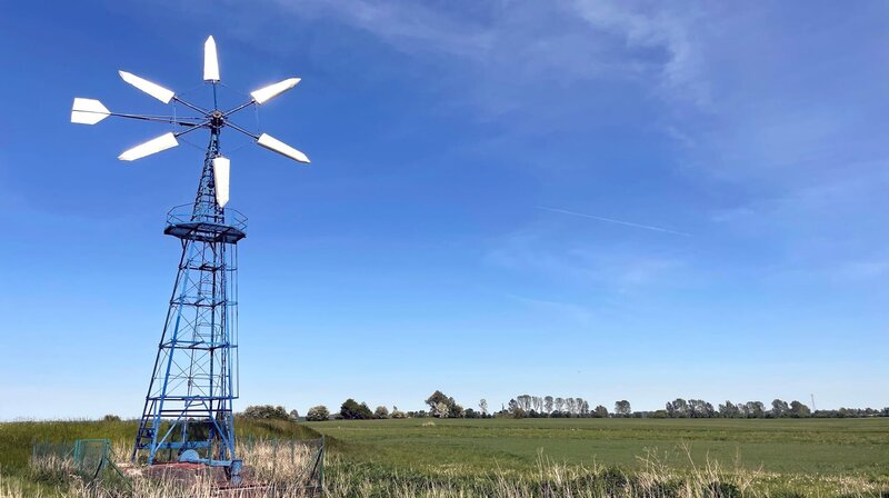 Fast wie im Wilden Westen: Zwischen Barther Bodden und Strelasund schlängelt sich der Radweg durch eine vorpommersche Prärie. – Bild: NDR/​Steffen Schneider