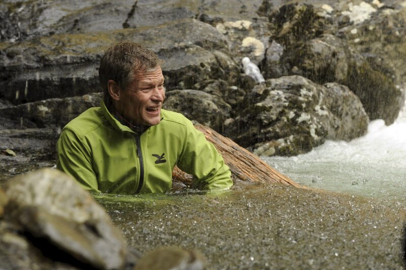 Thomas (Steffen Wink) ist in großer Gefahr, sein Fuß steckt im Fluss fest und der Wasserpegel steigt? – Bild: ZDF und Thomas R. Schumann