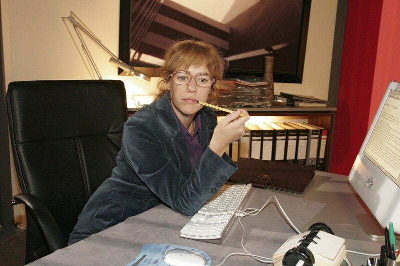 Lisa (Alexandra Neldel) grübelt darüber nach, wie sie David helfen kann. (Dieses Foto von Alexandra Neldel darf nur in Zusammenhang mit der Berichterstattung über die Serie „Verliebt in Berlin“ veröffentlicht und verbreitet werden.) – Bild: SAT.1 /​ Noreen Flynn Eigenproduktionsbild frei