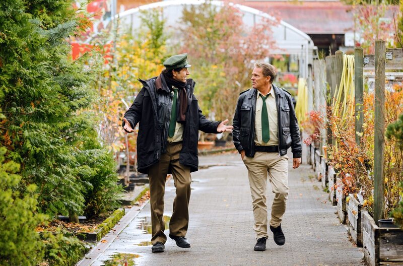 Hubert (Christian Tramitz, r.) und Staller (Helmfried von Lüttichau, l.) machen sich auf den Weg die Beschäftigten der Gärtnerei Ammerland zu befragen. – Bild: ARD/​TMG/​Emanuel Klempa