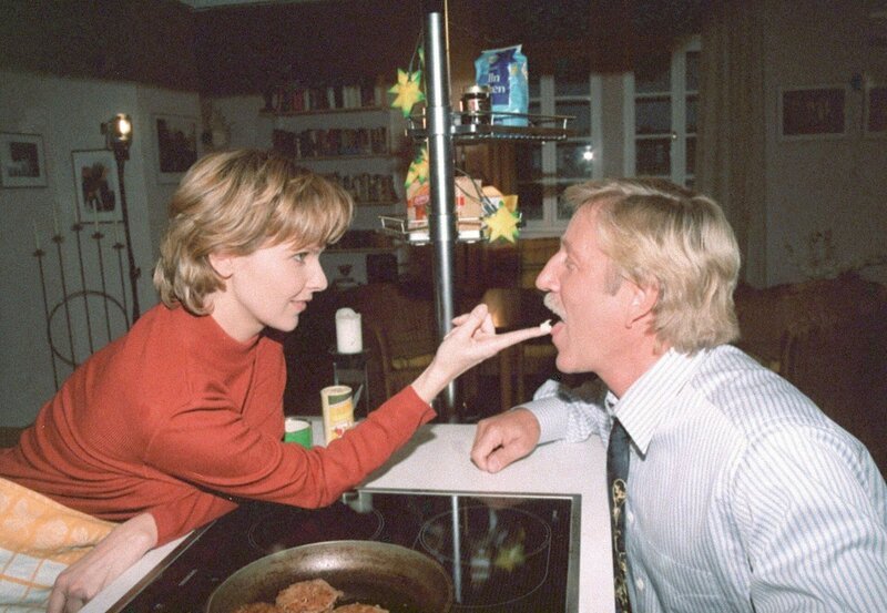 MDR Fernsehen IN ALLER FREUNDSCHAFT FOLGE 58, „13 rote Rosen“, am Freitag (13.04.12) um 12:30 Uhr. Kathrin Globisch (Andrea Loewig) und Guido Sperling (Juergen Polzin) feiern ihr Wiedersehen. – Bild: MDR/​Laue