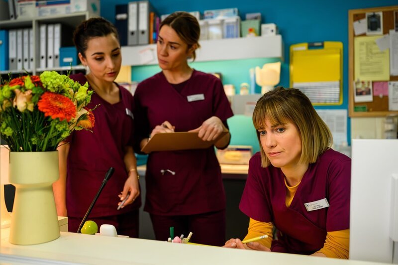 Rikes (Isabell Horn, r.) Gedanken kreisen um Luis. Ava (Rona Özkan, l.) und Betty (Henrike Hahn, M.) versuchen deshalb, ihrer Freundin auf Station den Rücken freizuhalten. – Bild: ZDF