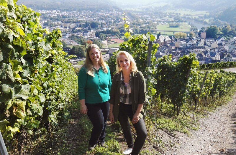 Anna und die Winzerin des Jahres Dorothee Zilliken in der Lage Saarburger Rausch hoch über Saarburg. – Bild: SWR/​Daniel Borger