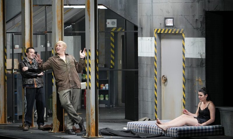 Im Bild (v.li.): Jake Ingbar (Nireno), Yuriy Mynenko (Tolomeo), Olga Kulchynska (Cleopatra). – Bild: ORF/​Roman Zach-Kiesling
