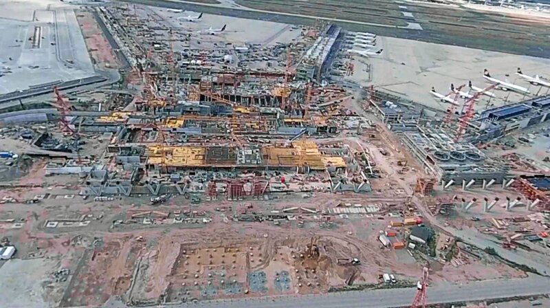 Luftaufnahme des neuen Terminal 3 am Frankfurter Flughafen. – Bild: HR
