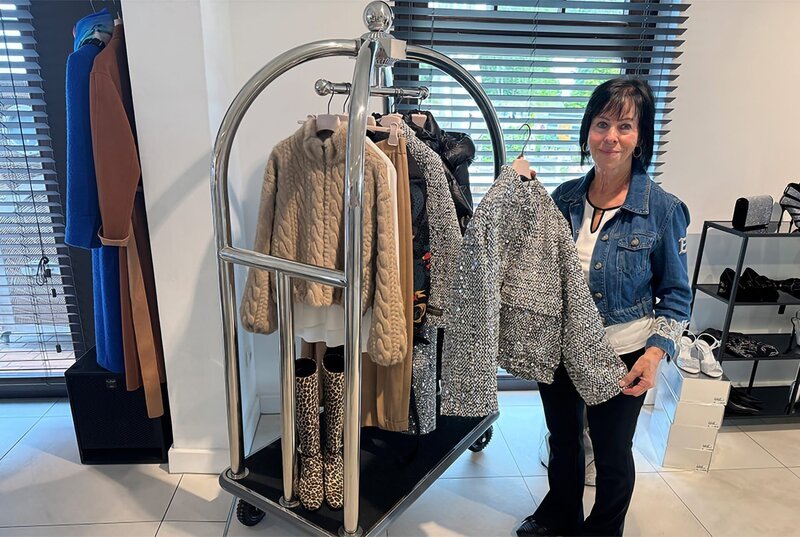 Marion Erdmann in ihrer Boutique "No.2" am Yachthafen in Kühlungsborn. – Bild: NDR/Tabea Schröder Marion Erdmann in ihrer Boutique "No.2" am Yachthafen in Kühlungsborn. – Bild: NDR/Tabea Schröder