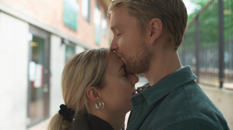 Hilma (Alba August) und Ola (Björn Gustafsson) geben sich gegenseitig Kraft für das, was kommen mag. – Bild: NDR/​Warner Bros International