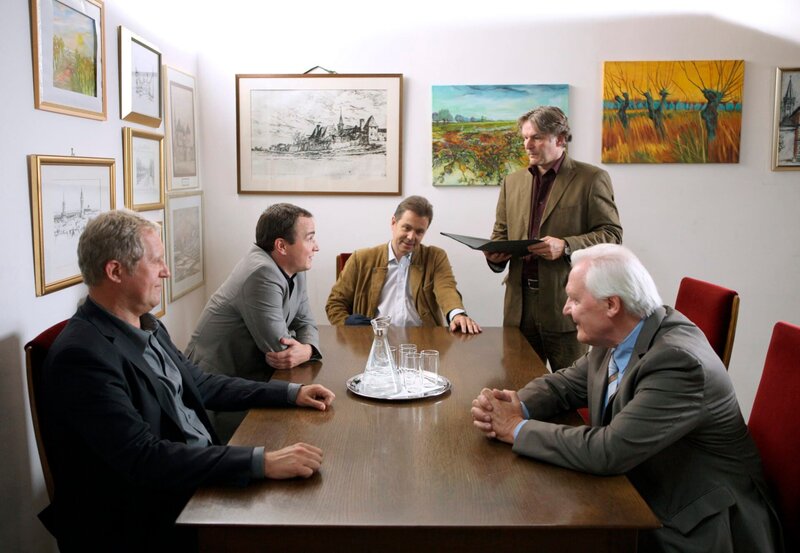 Zurück in Rust erwartet die Männer eine Überraschung: Claudias Testament ist aufgetaucht und beinhaltet eine Klausel, die den Vorvertrag zwischen Georg und Paul für null und nichtig erklärt. Von links: Thomas Stickler (Harald Krassnitzer), Paul Stickler (Achim Schelhas), Georg Plattner (Stefan Fleming), Andreas Koblenz (Max Herbrechter), Gottfried Schnell (Wolfgang Hübsch). – Bild: ARD/​ARD/​ORF/​Petro Domenigg