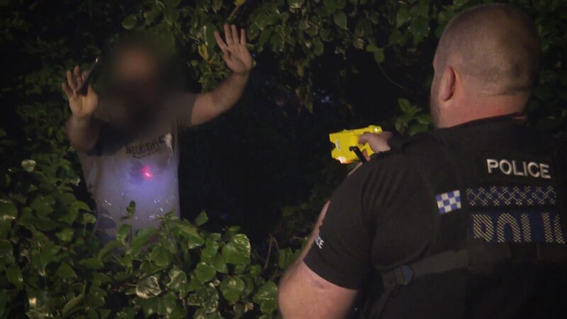 Die Beamten haben es auf Straftäter abgesehen. – Bild: Warner Bros. Discovery