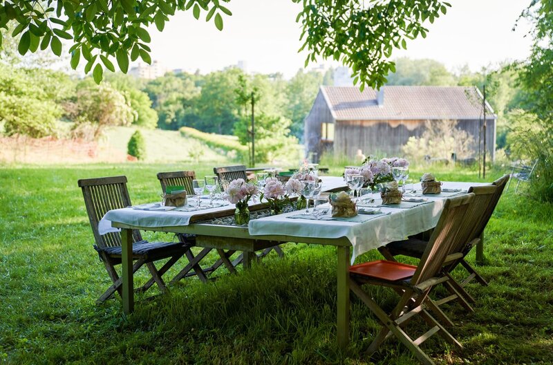 Dekorierter Tisch mit dem Gastgeschenk: Getöpferter Becher mit einer Wildblumensamenmischung – Bild: SWR/​MEGAHERZ GmbH/​Michela Morosini
