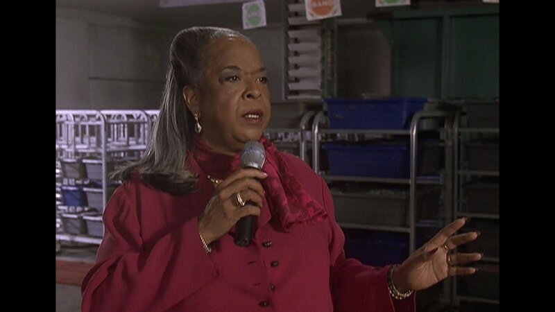 Tess (Della Reese) bringt Musik in die Fabrik. – Bild: Bibel TV