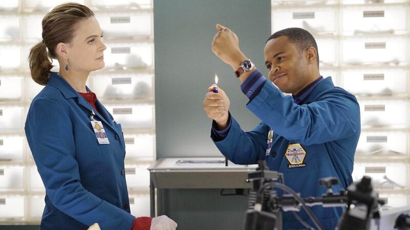 Der Mordfall einer jungen Magierin weckt Clarks (Eugene Byrd) Faible für Zauberei, doch Brennan (Emily Deschanel) ist nicht so schnell zu beeindrucken. – Bild: TVNOW /​ FOX