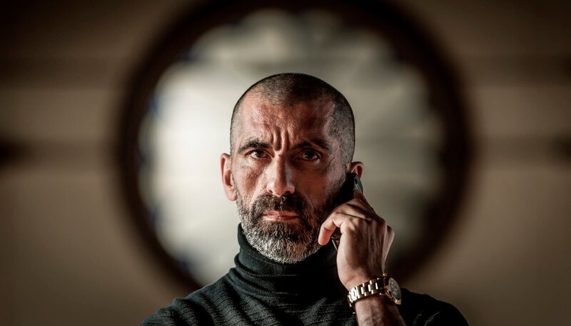 Firat Astan (Erdal Yildiz) spricht mit seinem Anwalt Gerwin. – Bild: NDR/​Gordon Timpen