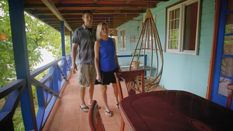 Erin und Martin Williams wohnten in einer Kleinstadt in Iowa – bis sie beschlossen, ein neues Leben in Panama zu beginnen. Das reisebegeisterte Paar und seine drei aktiven Kinder freuen sich auf einen neuen abenteuerlichen Alltag, in dem sie das Meer und die Wildnis erkunden können. Mit ihrer Maklerin machen sie sich auf die Suche nach einer Villa, für die sie bis zu 1,5 Millionen Dollar ausgeben können. Sie suchen etwas für immer, dem sie außerdem ihren eigenen Stempel aufdrücken können. Unschlüssig sind sie sich nur noch mit der Lage: Am Strand oder im Dschungel? Auf Panama ist beides möglich. – Bild: HGTV