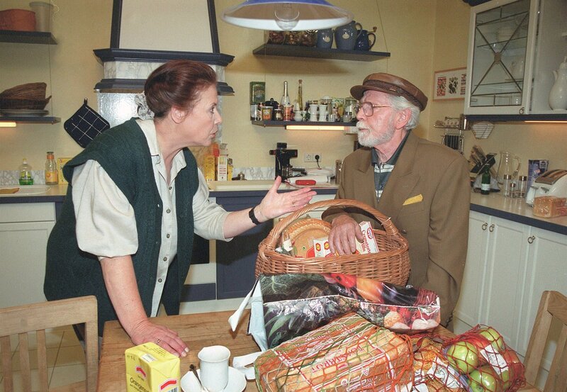 Charlotte Gaus (Ursula Karusseit) streitet mit Opa Friedrich (Fred delmare) wegen der Einkäufe. – Bild: MDR/​Laue