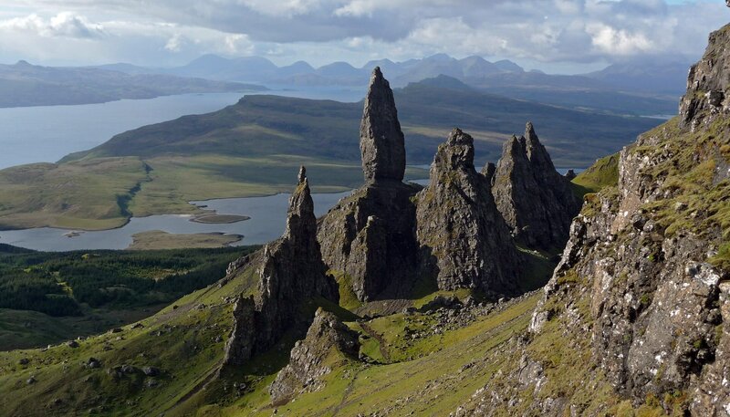 Die Felsformation „Old Man of Storr“ ist das bekannteste Naturwunder der Isle of Skye im Nordwesten Schottlands. – Bild: BR/​NDR/​NDR Naturfilm