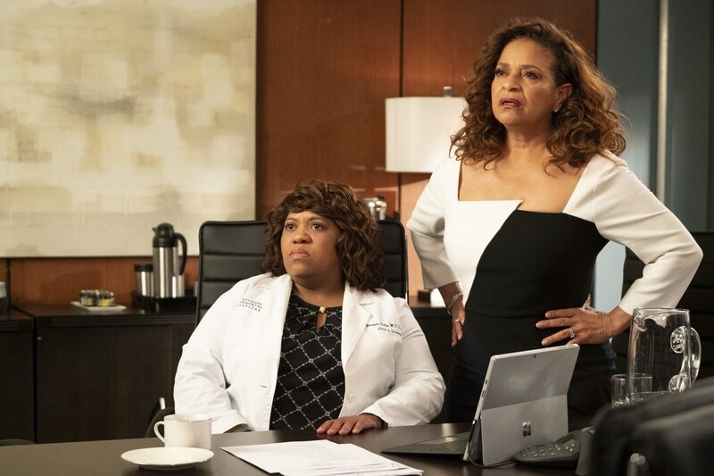 Dr. Miranda Bailey (Chandra Wilson, l.); Dr. Catherine Avery (Debbie Allen, r.) – Bild: ABC Studios /​ Jessica Brooks